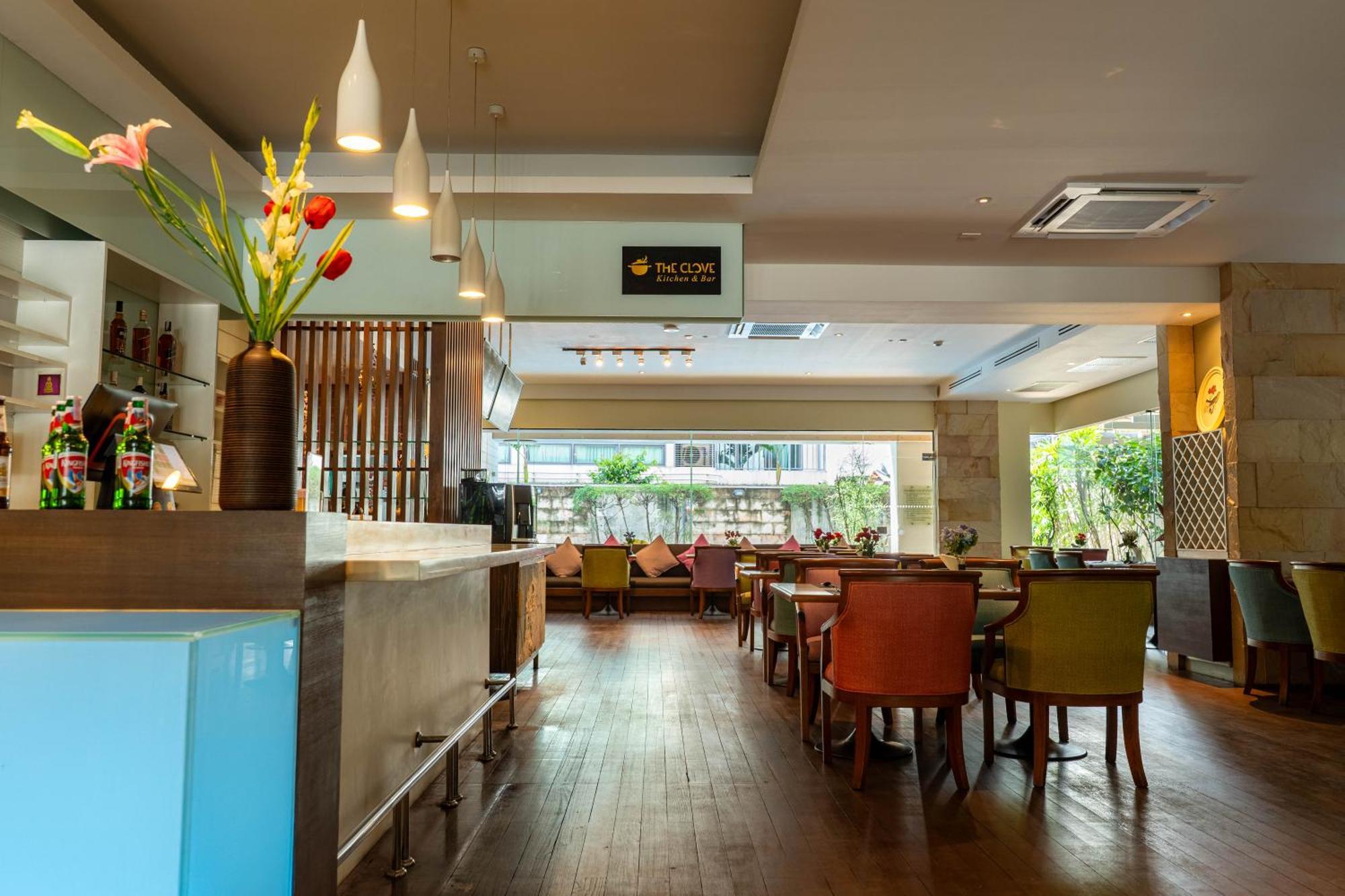 Journeyhub Sukhumvit 26, Bangkok - Formerly St James Hotel Exterior photo